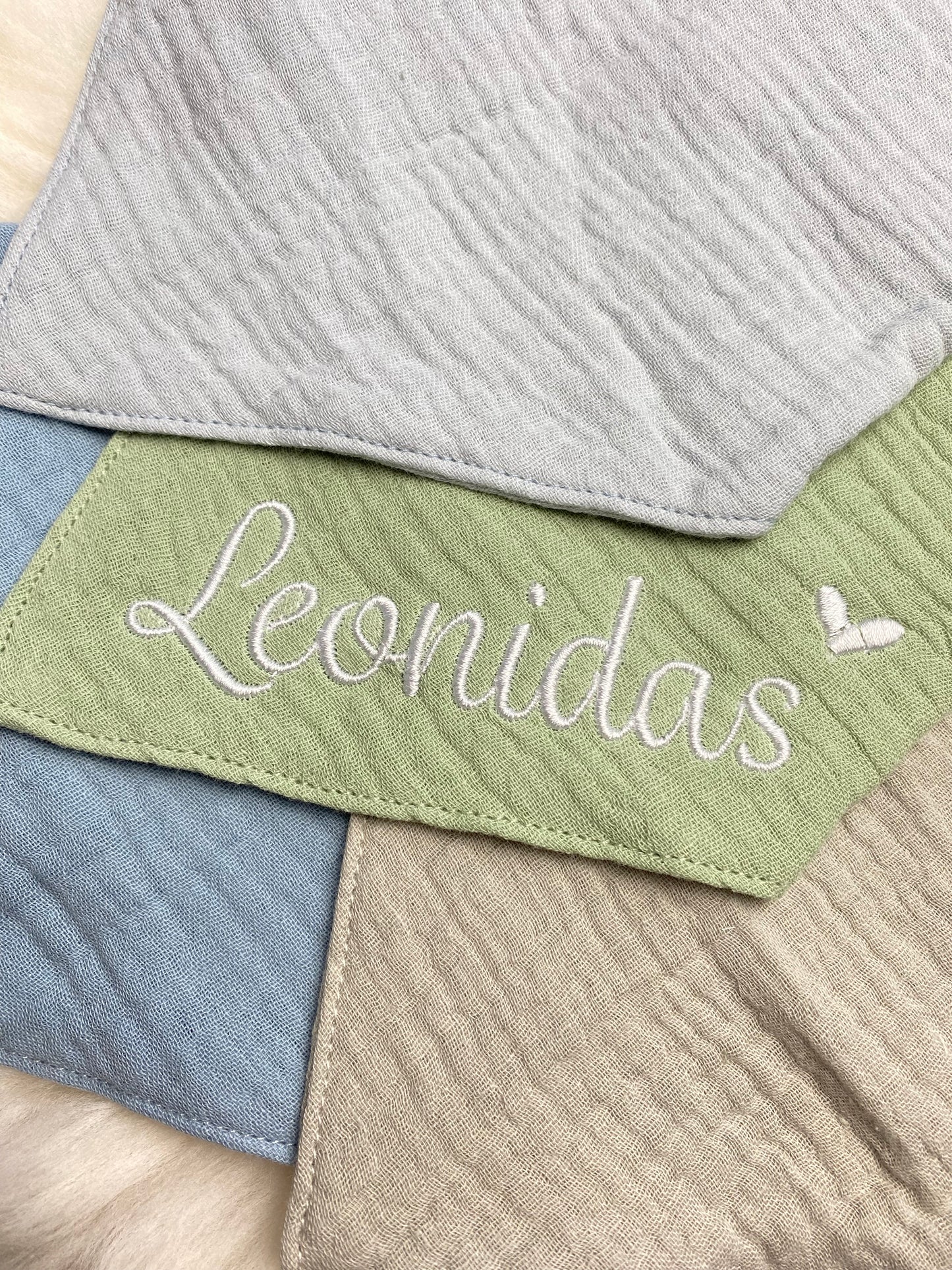 Personaliserbare Halstücher | Musselin | Lätzchen | personalisiert | Blau | verschiedene Farben | gestickt | bestickt