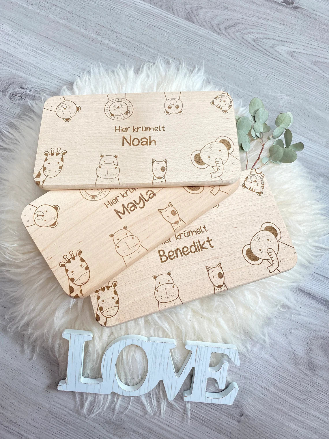 Holzbrett mit Gravur | Frühstücksbrettchen Kinder | Baby Geschenk personalisiert | Personalisiertes Schneidebrett | Hier krümelt
