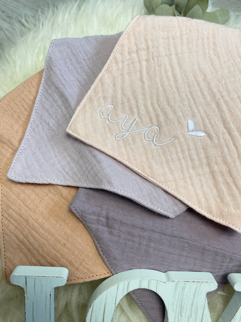 Personaliserbare Halstücher | Musselin | Lätzchen | personalisiert | Flieder | verschiedene Farben | gestickt | bestickt