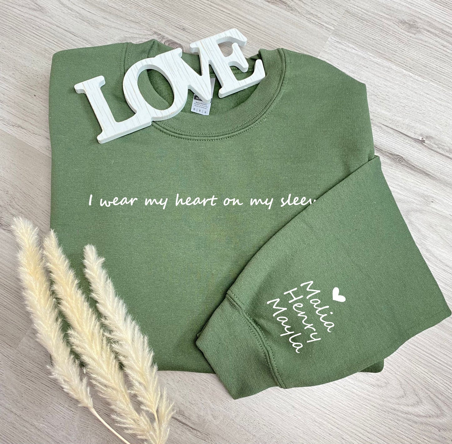 I wear my heart on my sleeve | Mama Pullover | personalisiert | personalisiertes Muttertagsgeschenk | Mom | Geburt | beige | Baumwolle | Geschenk | Baby